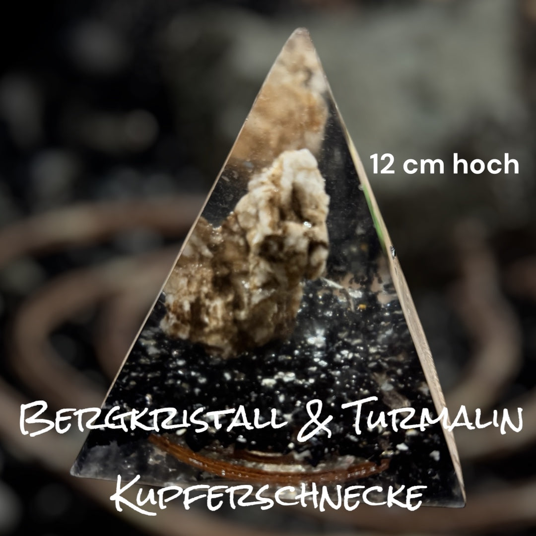 Orgonite groß Bergkristall, Metallelemente und Turmalin.