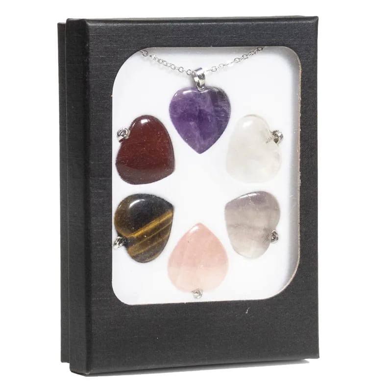 Silberkette mit sechs Herz-Anhängern und austauschbaren Heilsteinen wie Rosenquarz, Tigerauge und Amethyst.