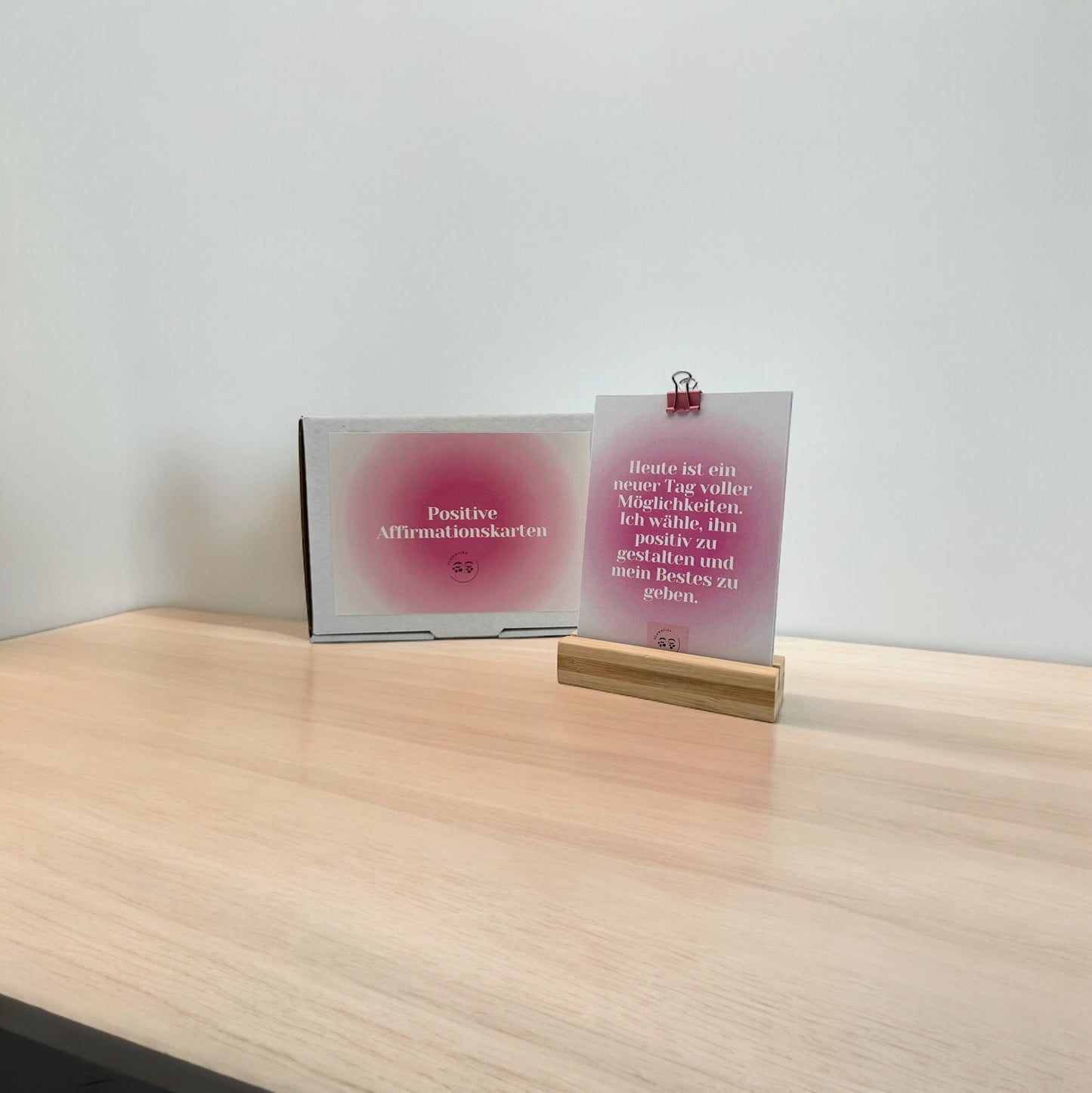 Inspirierende pinke Affirmationskarten im Set mit Holzaufsteller, um tägliche Motivation und Selbstvertrauen zu stärken und positive Energie in den Alltag zu bringen.