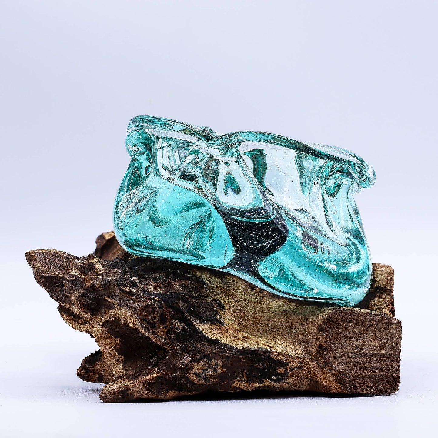 Geschmolzener Glasstück-Aschenbecher / Kerzenhalter auf Holz