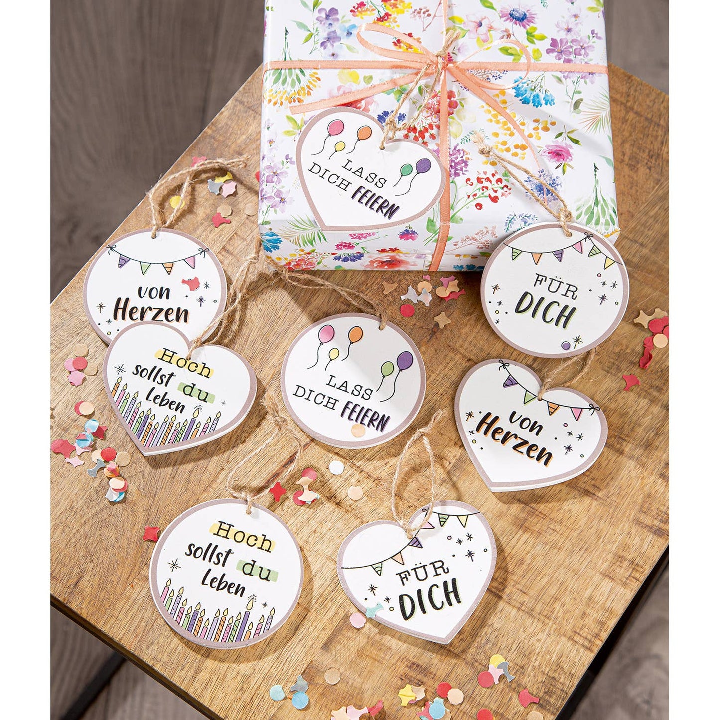 Geschenk-Anhänger Glückwunsch 8-sort. mehrfarbig, VE 48: Im Display, mit Spruch: "Lass dich feiern" / "von Herzen" / "Hoch sollst du leben" / "Für dich" / Mehrfarbig / MDF
