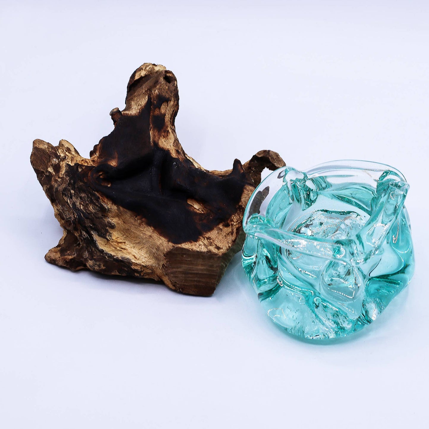 Geschmolzener Glasstück-Aschenbecher / Kerzenhalter auf Holz