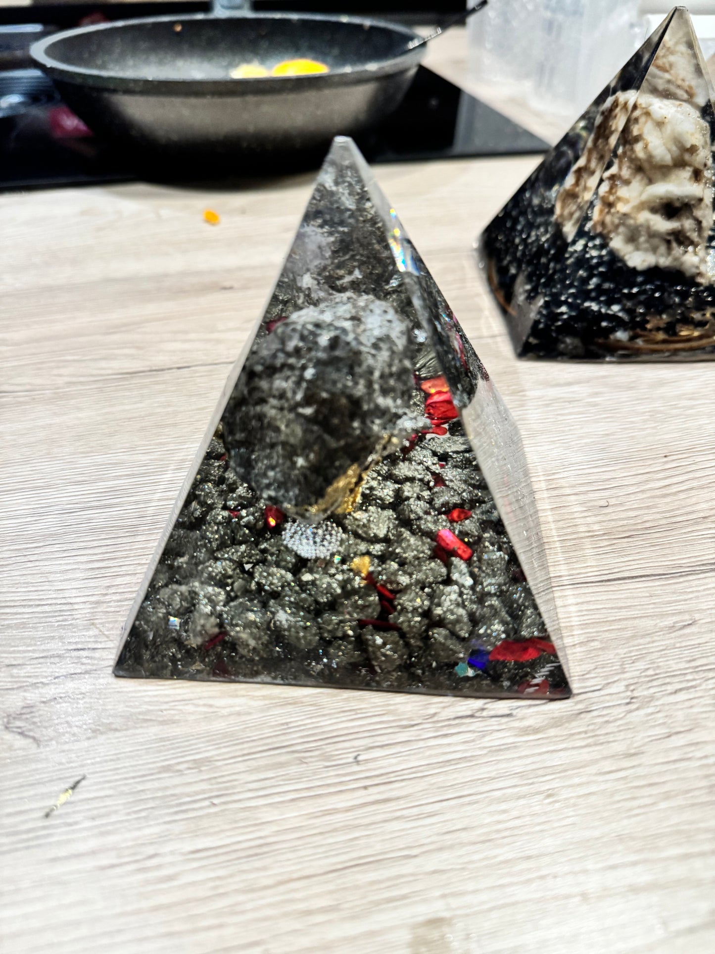 Orgonite groß Bergkristall, Metallelemente und Pyrit Katzengold.