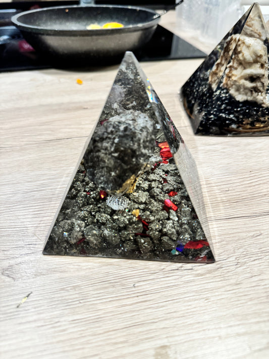 Orgonite groß Bergkristall, Metallelemente und Pyrit Katzengold.