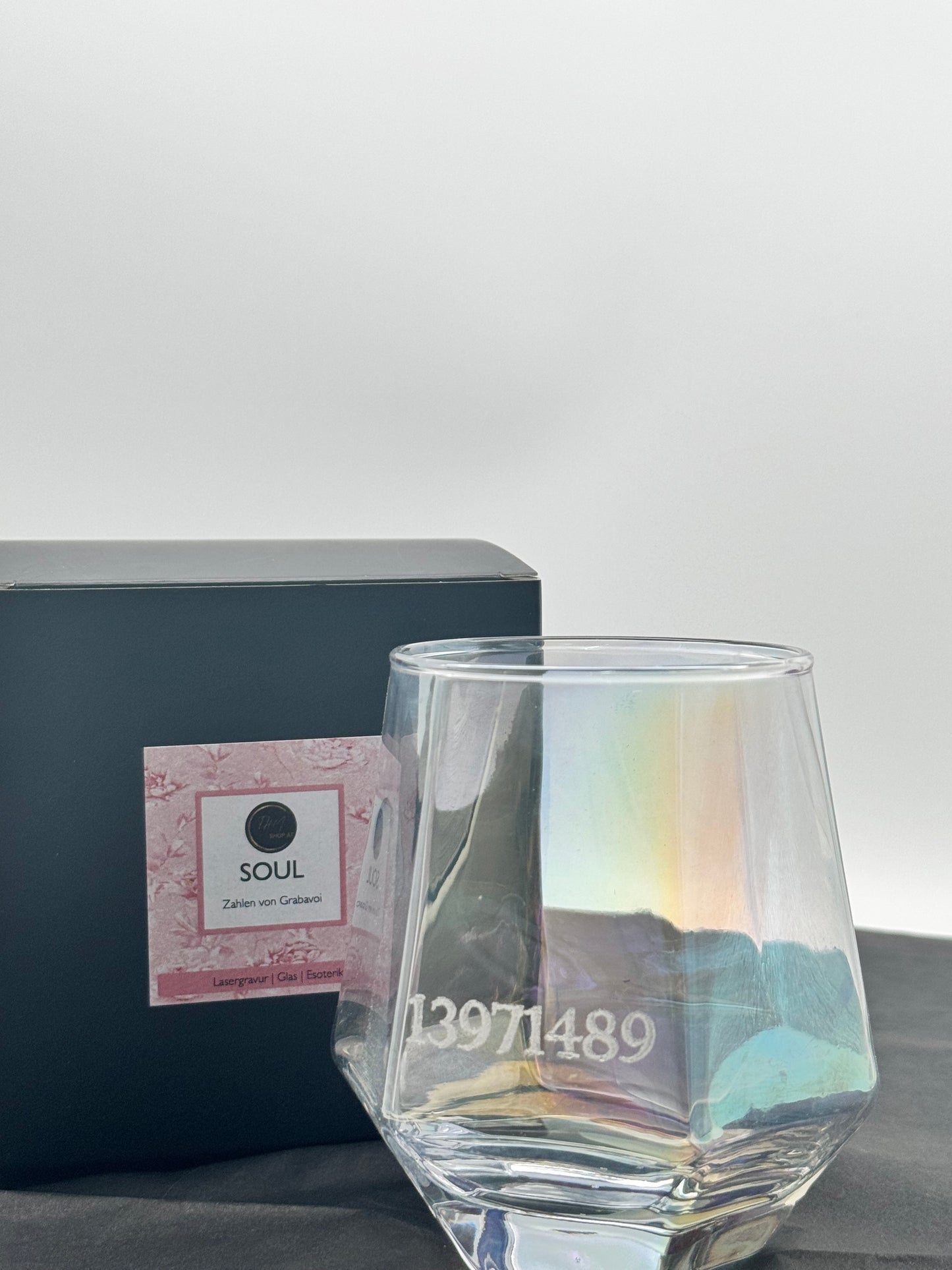 Glas mit Gravur Zahlen von Grabavoi „Innere Frieden“