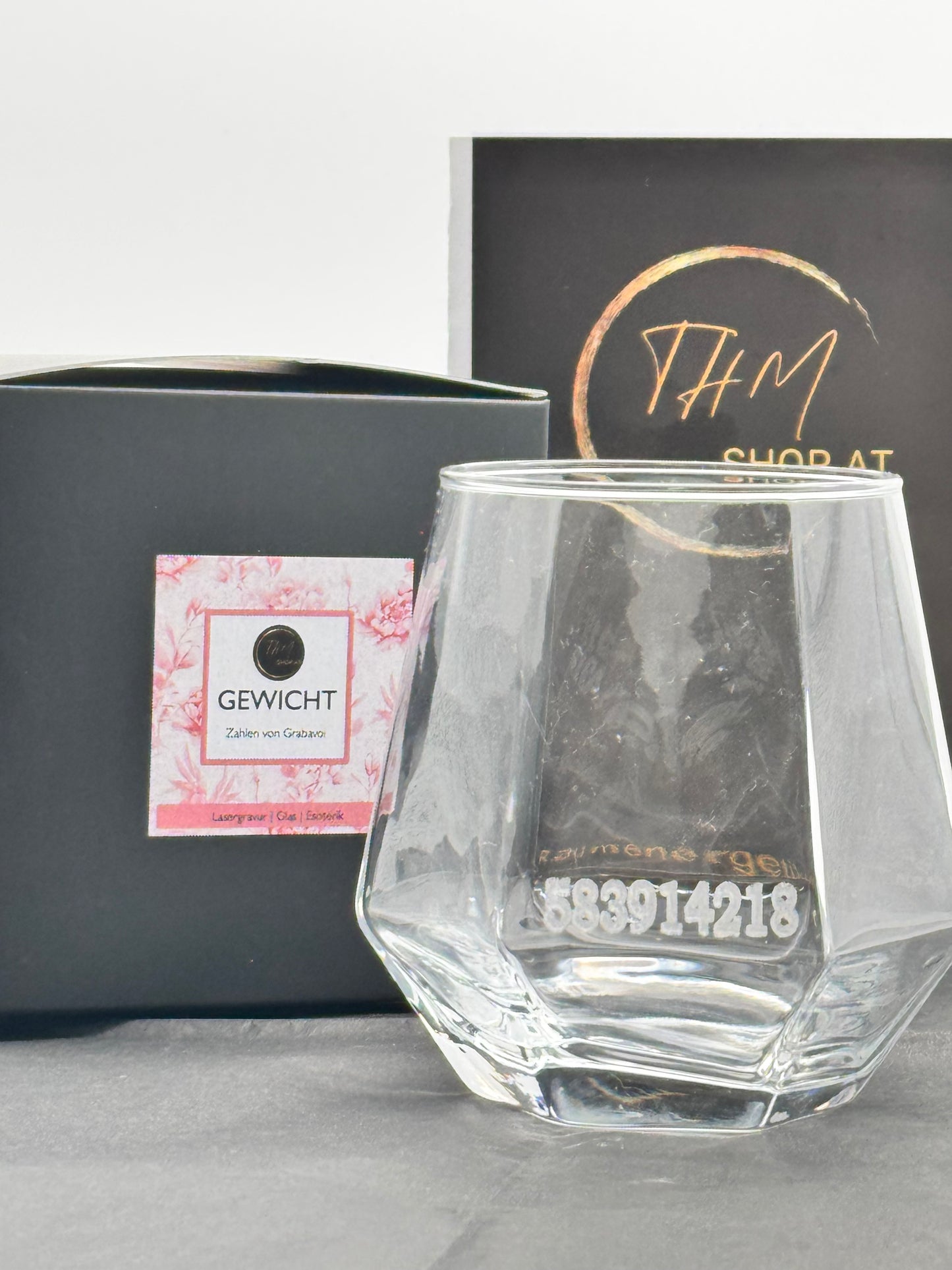 Glas mit Gravur Zahlen von Grabavoj „Gewicht - Stress, emotionales Essen“