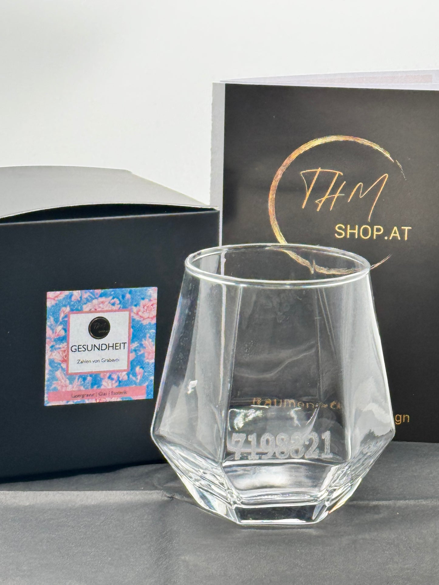 Glas mit Gravur Zahlen von Grabavoj “Schmerzen“