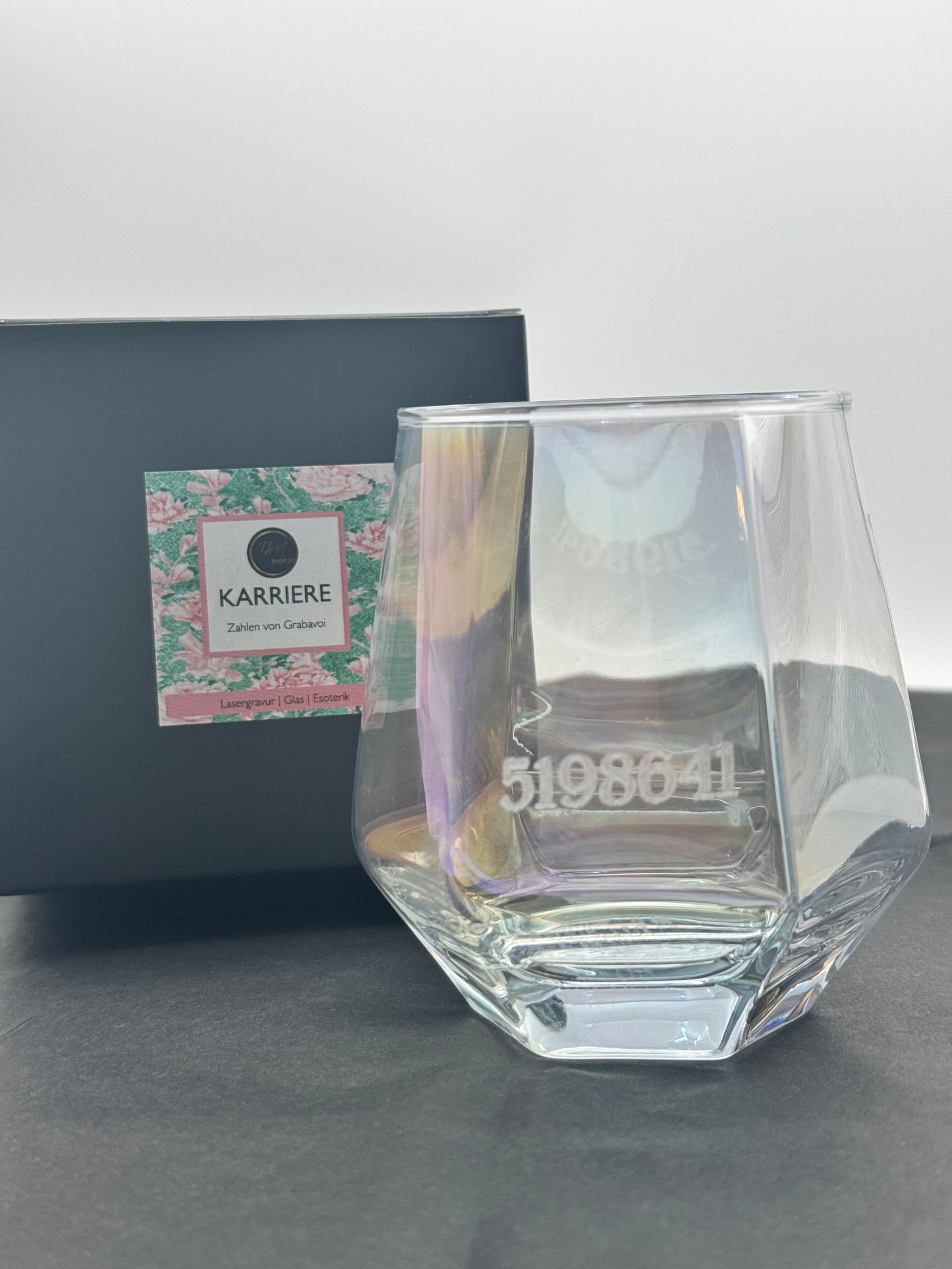 Glas mit Gravur Zahlen von Grabavoi „beruflicher Erfolg“