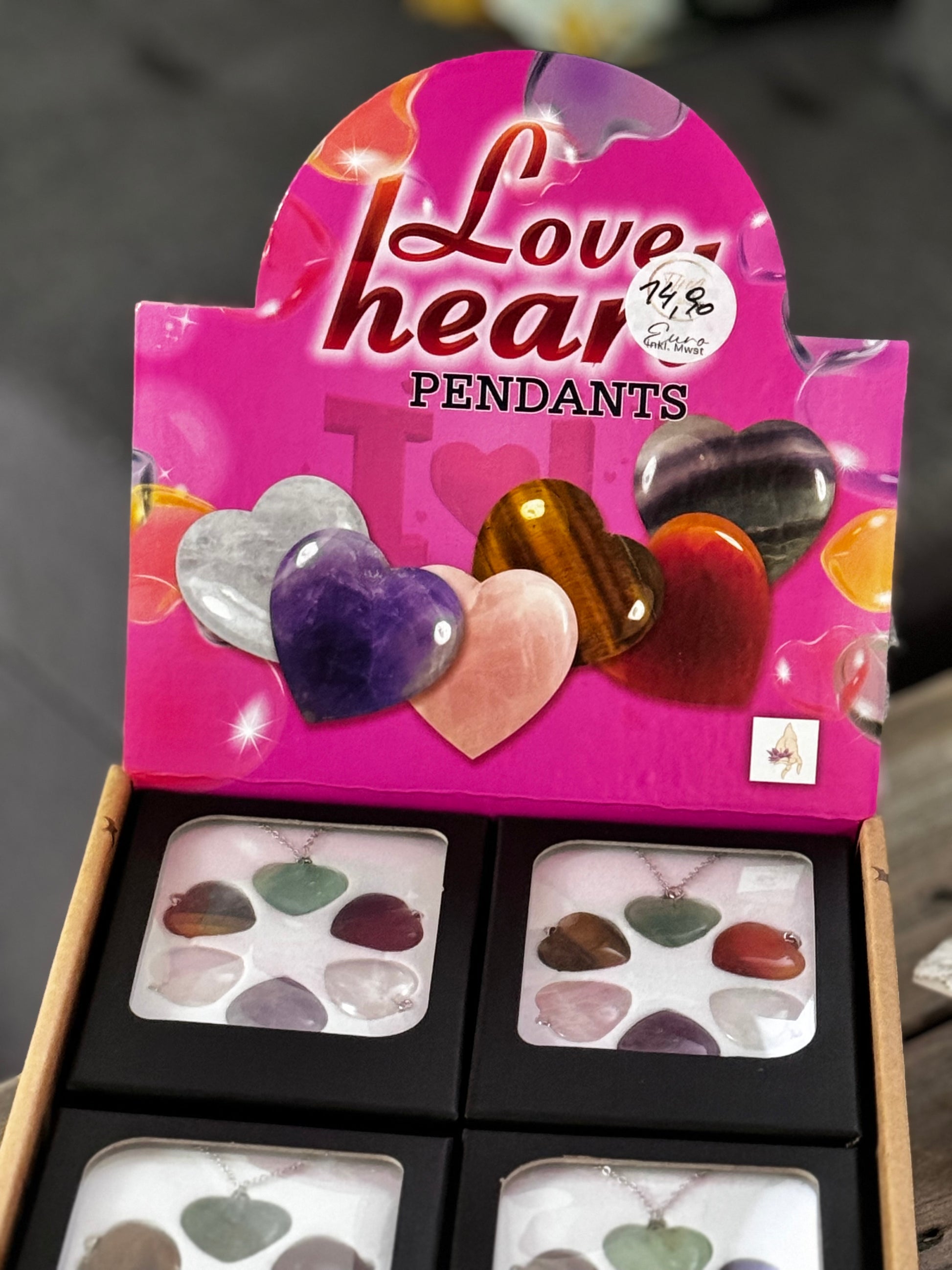 Elegante Silberkette mit sechs herzförmigen Anhängern, bestückt mit verschiedenen Heilsteinen zur täglichen Anwendung.