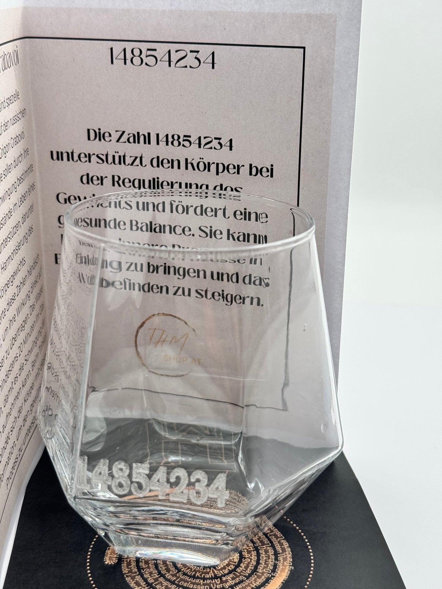 Glas mit Gravur Zahlen von Grabavoj „Gewicht - Appetit reduzieren“