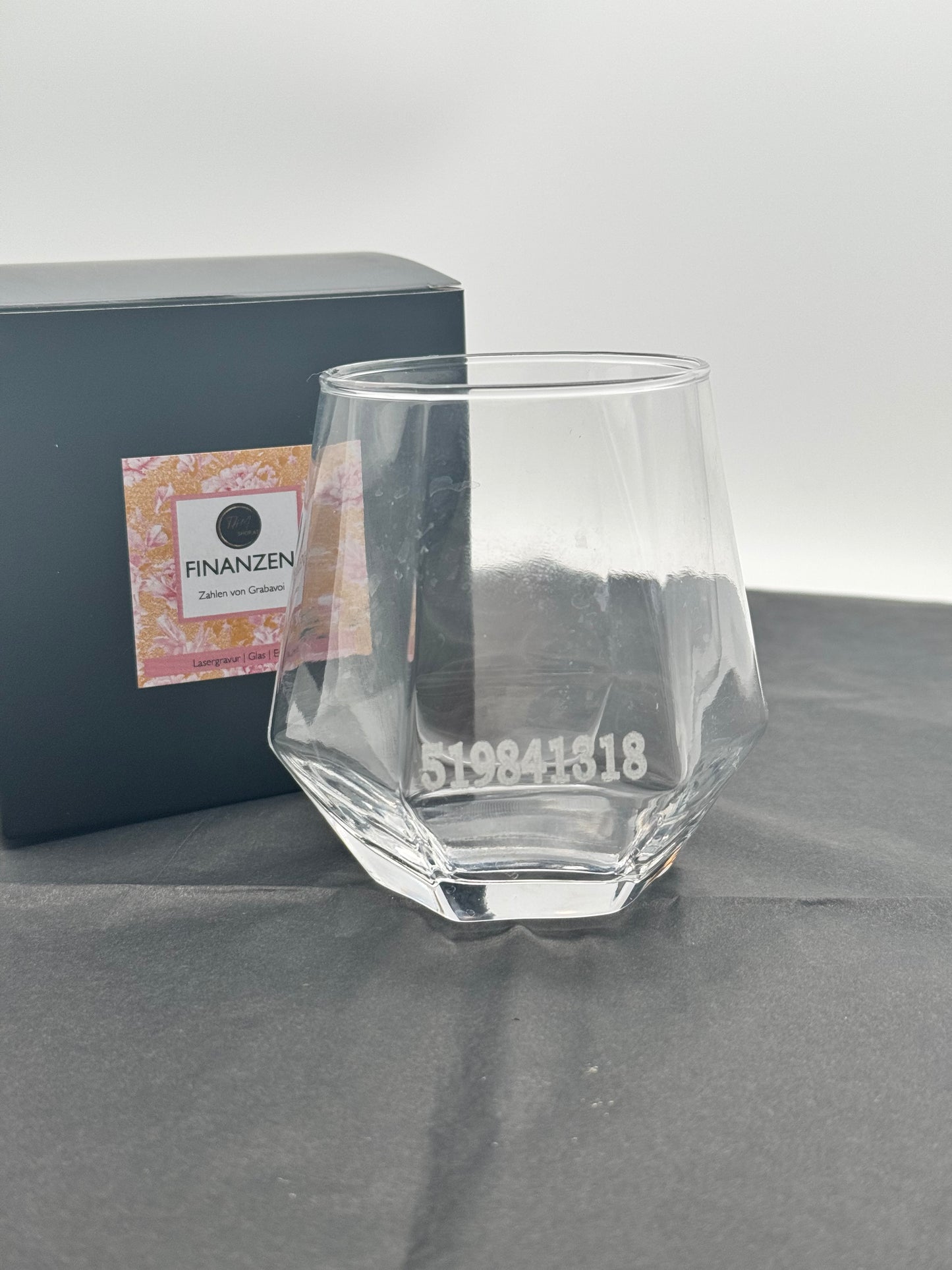 Glas mit Gravur Zahlen von Grabavoi „finanzielle Blockaden“