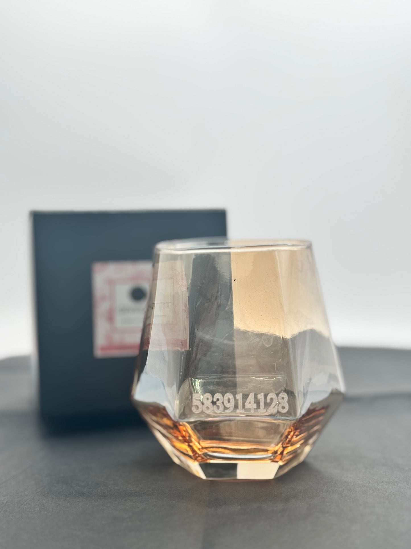 Glas mit Gravur Zahlen von Grabavoi „Stress & emotionales Essen“