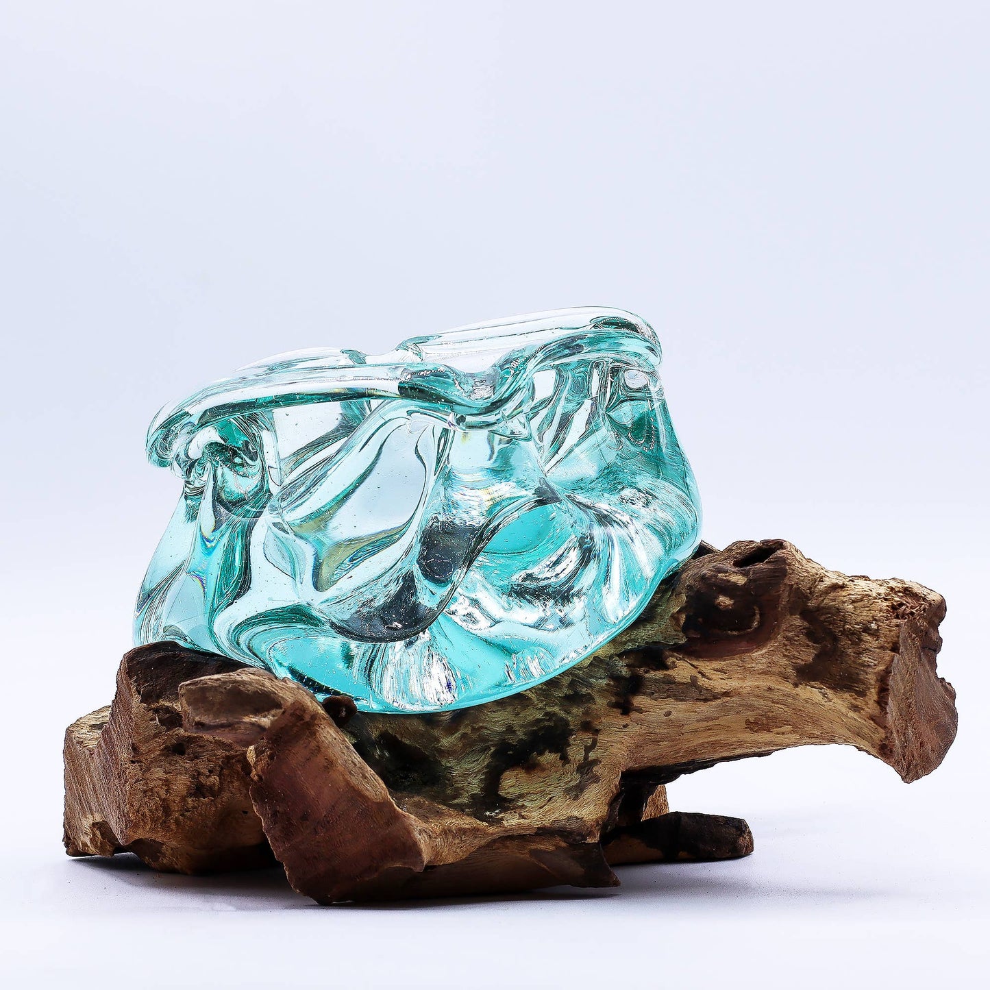 Geschmolzener Glasstück-Aschenbecher / Kerzenhalter auf Holz