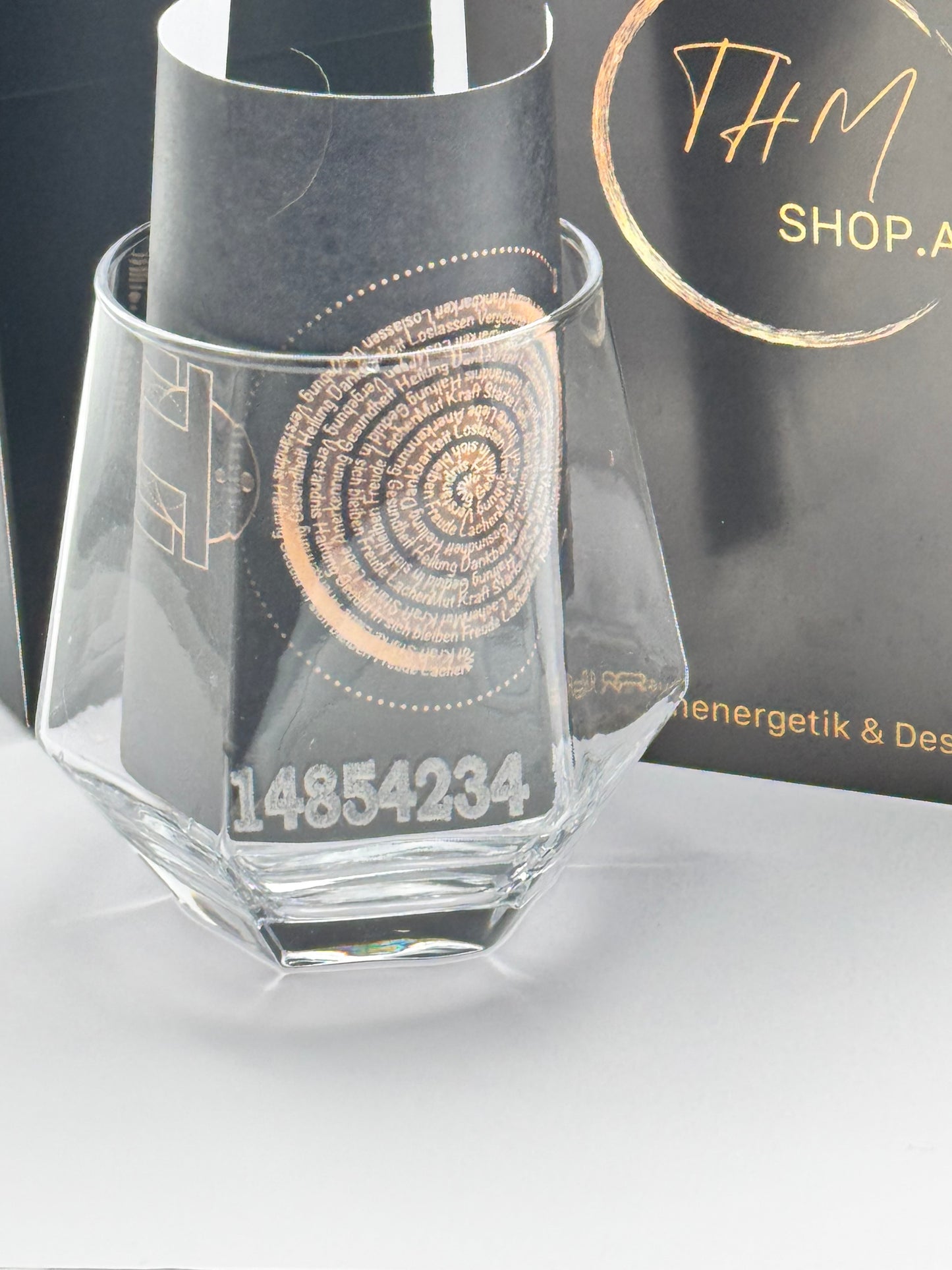 Glas mit Gravur Zahlen von Grabavoj „Gewicht - Appetit reduzieren“