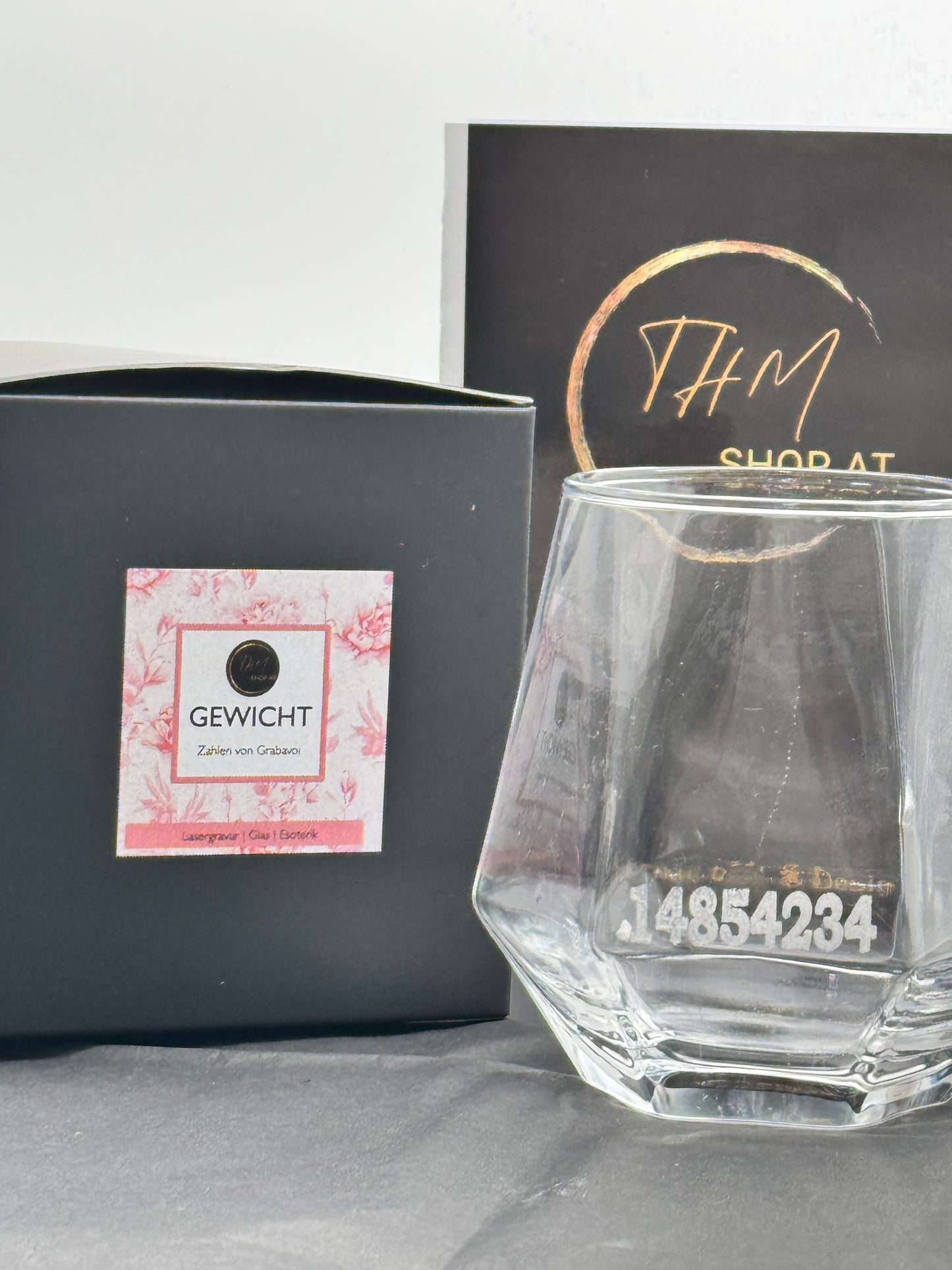 Glas mit Gravur Zahlen von Grabavoj „Gewicht - Appetit reduzieren“