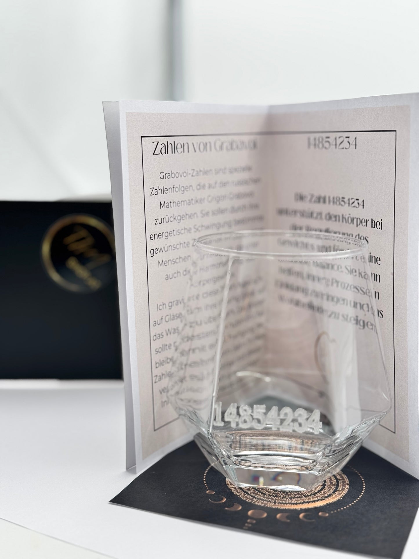 Glas mit Gravur Zahlen von Grabavoj „Gewicht - Appetit reduzieren“