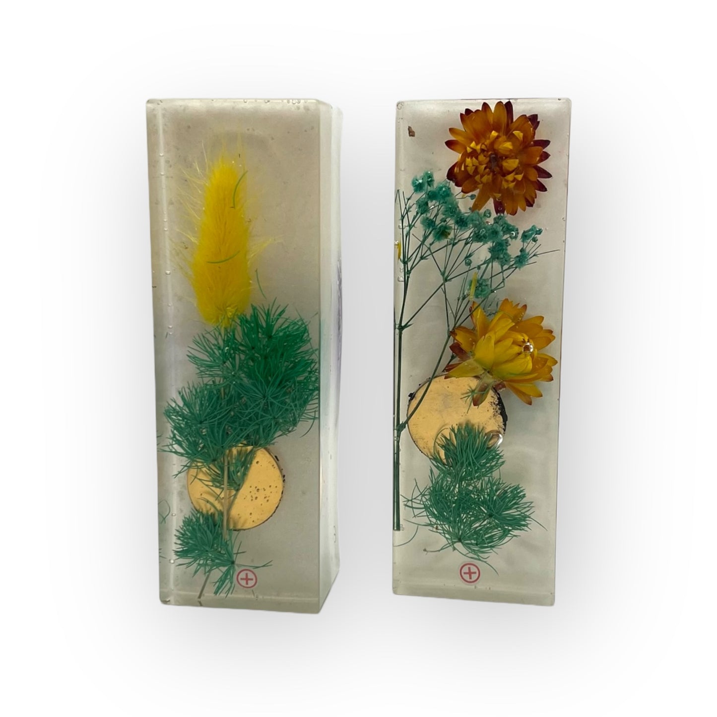 Ein Set aus zwei dekorativen Harmonie-Säulen, jede mit einem positiven und einem negativen Pol, sorgfältig gestaltet zur Förderung eines energetischen Ausgleichs und besseren Schlafs. Ideal als Nachttischdekoration für eine entspannte Umgebung