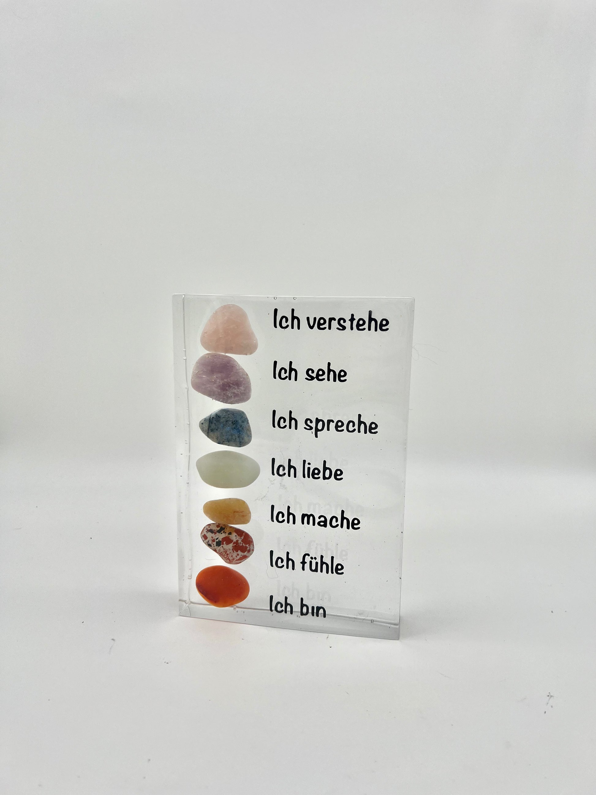 Chakren-Säule zur Energieharmonisierung: Die handgefertigte Chakren-Säule besteht aus robusten Materialien und ist mit kunstvoll eingearbeiteten Chakrensymbolen verziert. Sie dient als kraftvolles Werkzeug zur Aktivierung und Harmonisierung der sieben Hauptenergiezentren. Platziere sie in deinem Wohnbereich oder spirituellen Raum, um die positive Energie zu fördern und die Chakren ins Gleichgewicht zu bringen.