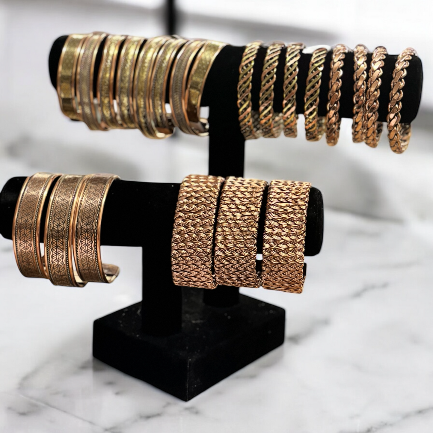 Kupferarmbänder am Ständer