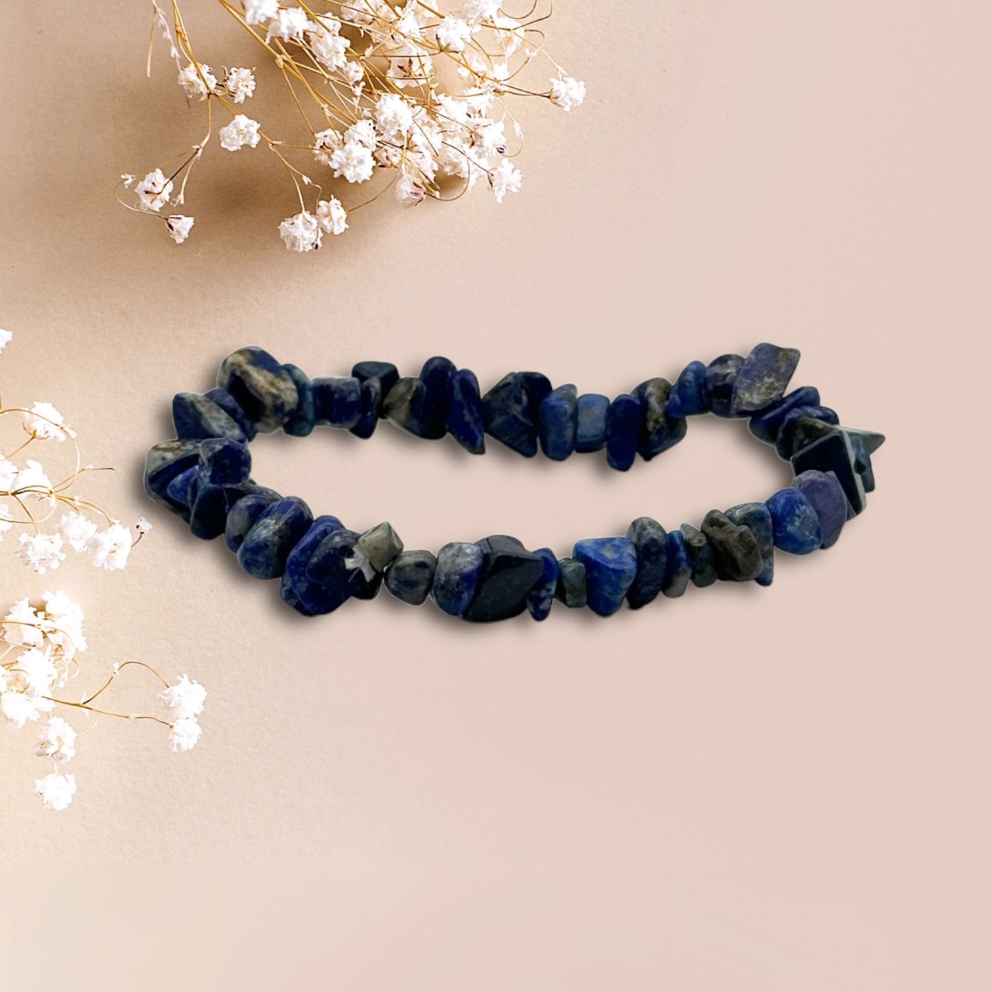 Handgefertigtes Armband aus Lapis Lazuli, bestehend aus tiefblauen Edelsteinen, die für ihre beruhigenden und schützenden Eigenschaften bekannt sind. Das Armband ist auf einem neutralen Hintergrund abgebildet und zeigt die detaillierte Schönheit und Qualität der Lapis Lazuli-Perlen.