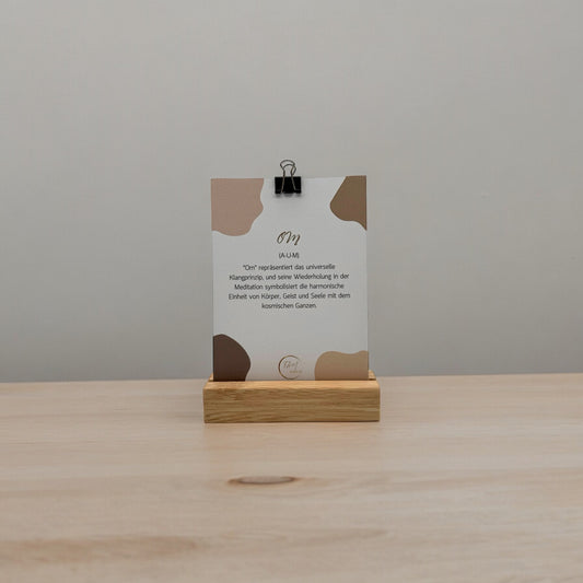 Handgefertigtes Set mit 10 Mantra-Karten und Holzaufsteller für tägliche Inspiration, Achtsamkeit und positive Energie.