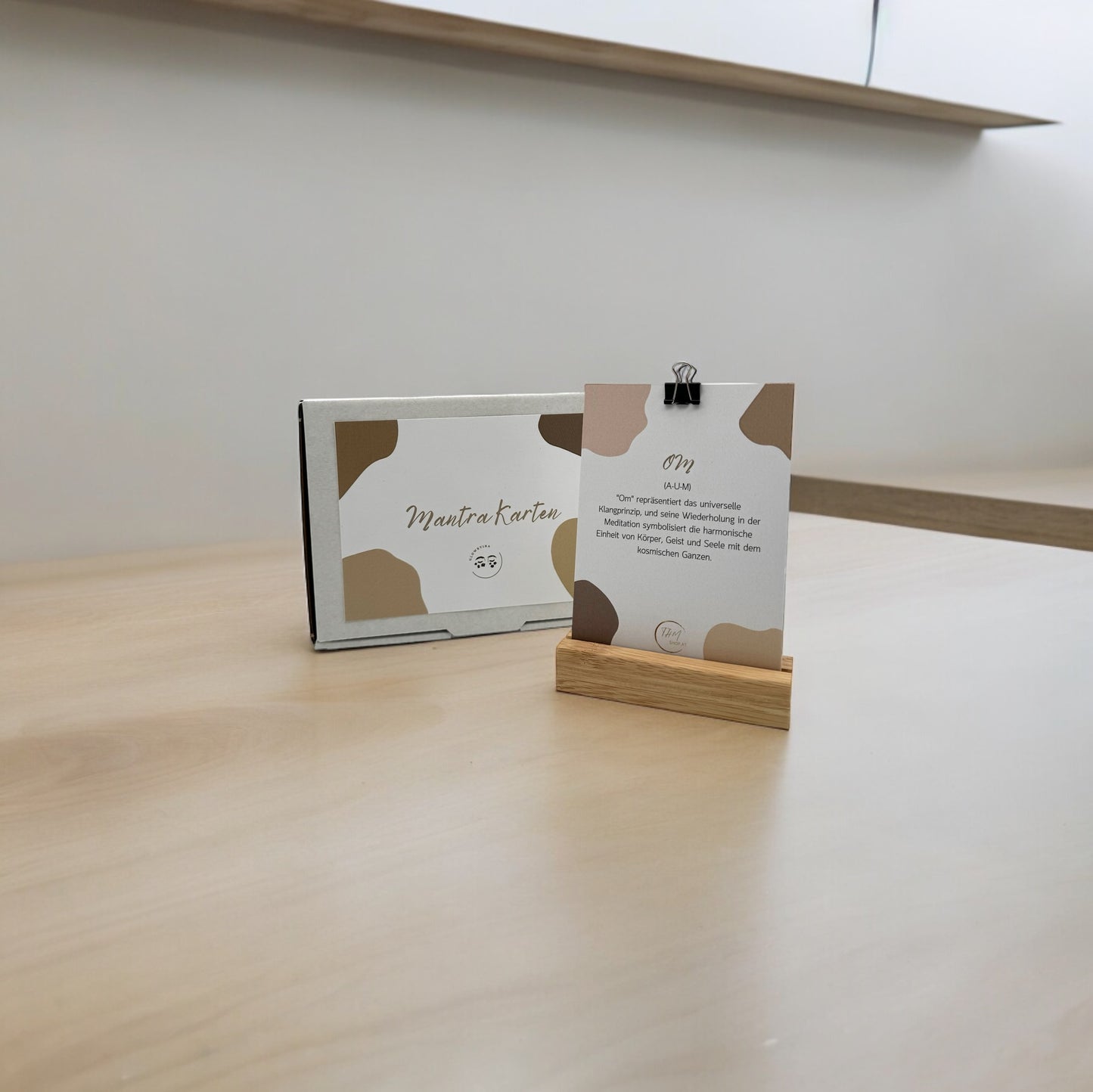 Einzigartiges Set aus 10 Mantra-Karten mit Holzaufsteller, ideal für tägliche Motivation und Dekoration, um innere Stärke und Weisheit zu fördern.