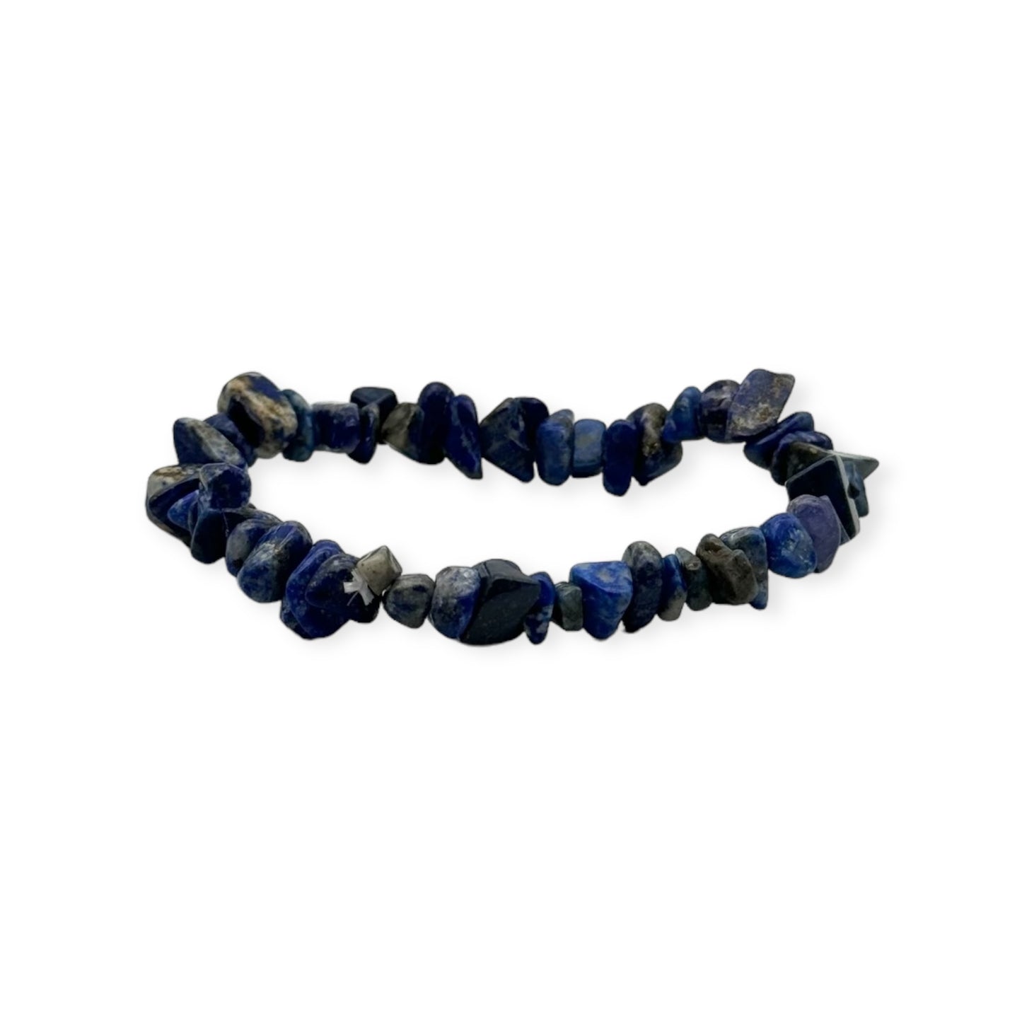 Handgefertigtes Armband aus Lapis Lazuli, bestehend aus tiefblauen Edelsteinen, die für ihre beruhigenden und schützenden Eigenschaften bekannt sind. Das Armband ist auf einem neutralen Hintergrund abgebildet und zeigt die detaillierte Schönheit und Qualität der Lapis Lazuli-Perlen.