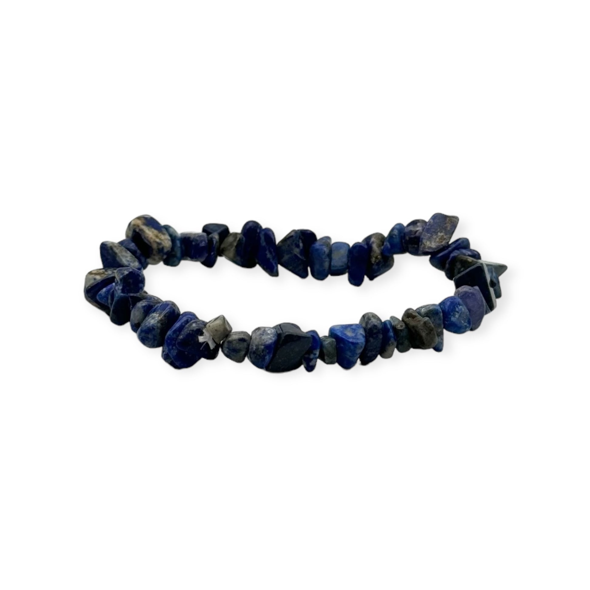 Handgefertigtes Armband aus Lapis Lazuli, bestehend aus tiefblauen Edelsteinen, die für ihre beruhigenden und schützenden Eigenschaften bekannt sind. Das Armband ist auf einem neutralen Hintergrund abgebildet und zeigt die detaillierte Schönheit und Qualität der Lapis Lazuli-Perlen.