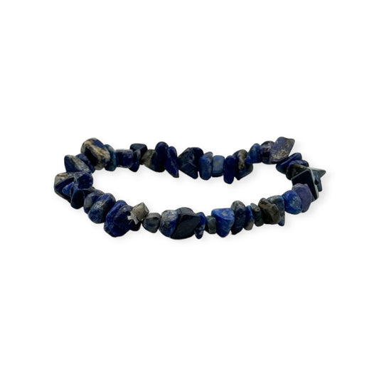 Handgefertigtes Armband aus Lapis Lazuli, bestehend aus tiefblauen Edelsteinen, die für ihre beruhigenden und schützenden Eigenschaften bekannt sind. Das Armband ist auf einem neutralen Hintergrund abgebildet und zeigt die detaillierte Schönheit und Qualität der Lapis Lazuli-Perlen.