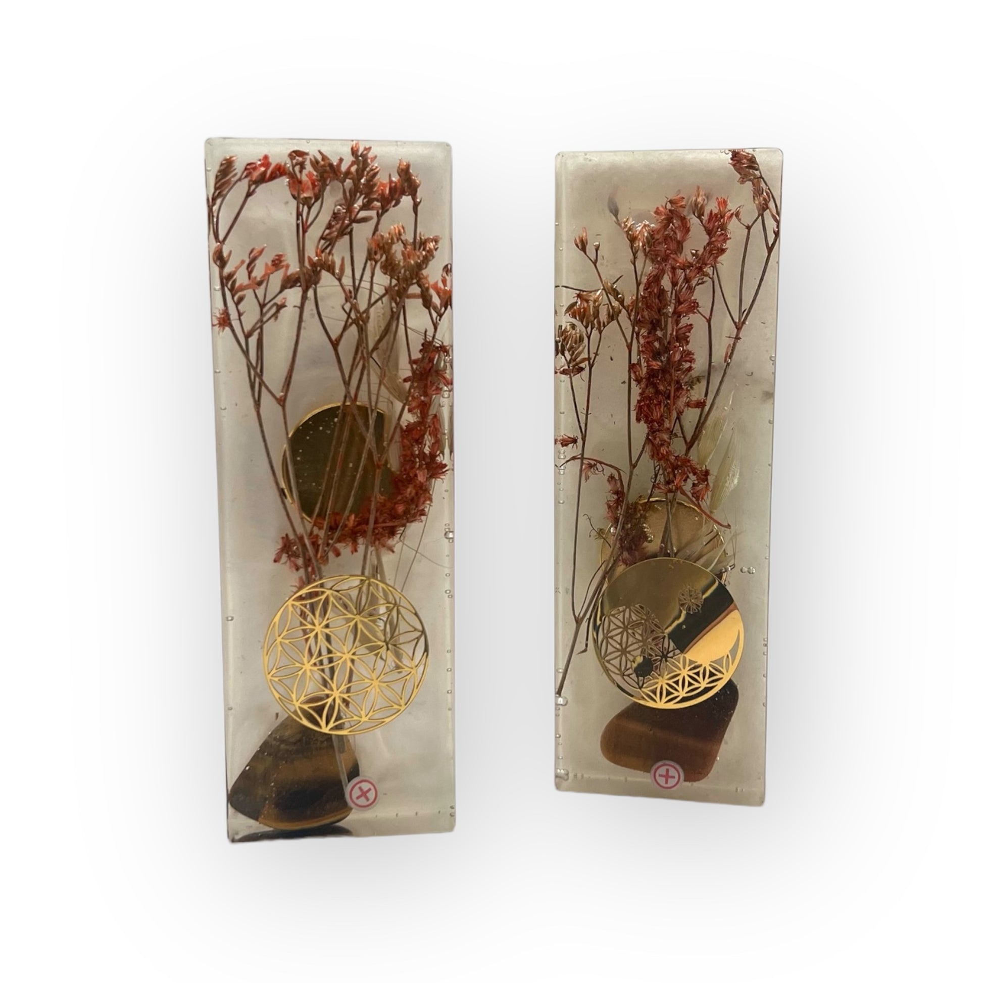 Zwei handgefertigte Harmonie-Säulen mit integrierten Magneten, die einen positiven und negativen Pol enthalten, fördern energetischen Ausgleich und besseren Schlaf, ideal für den Nachttisch.