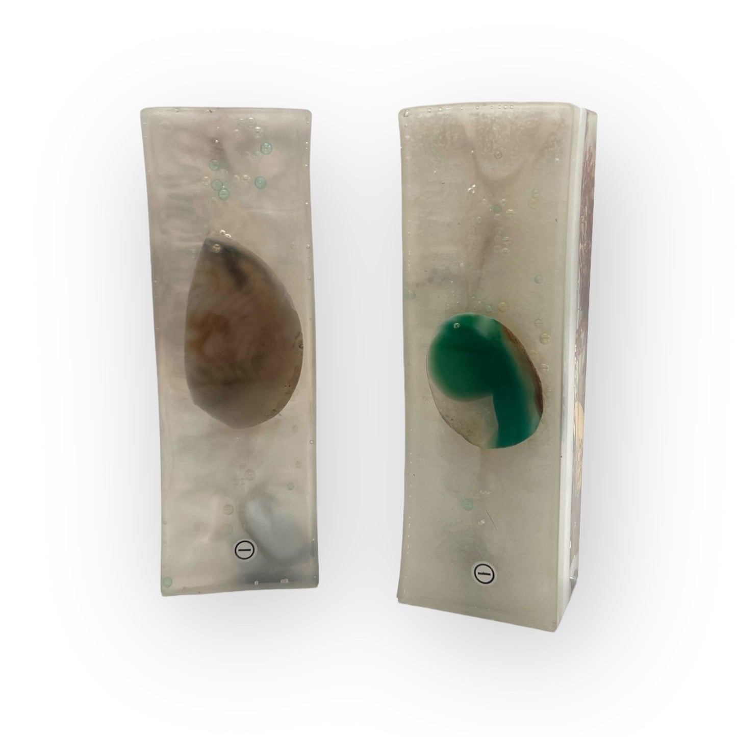 Ästhetisch gestaltete Harmonie-Säulen, jede mit einem positiven und einem negativen Pol, fördern den energetischen Ausgleich und sorgen für eine harmonische Schlafumgebung.