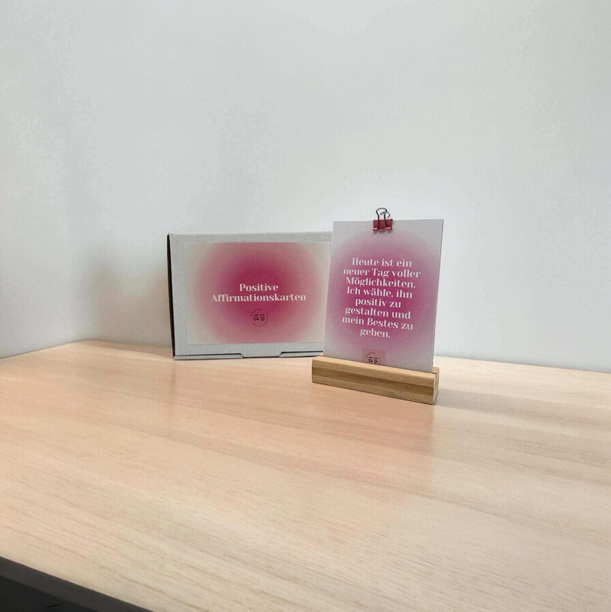 Inspirierende pinke Affirmationskarten im Set mit Holzaufsteller, um tägliche Motivation und Selbstvertrauen zu stärken und positive Energie in den Alltag zu bringen.