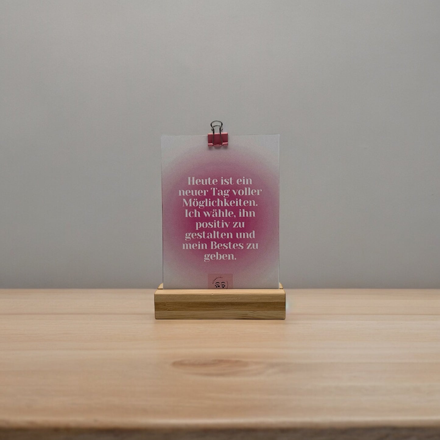 Handgefertigtes Set pinker Affirmationskarten mit Holzaufsteller für tägliche Motivation und positives Mindset, ideal für Schreibtisch oder Regal.