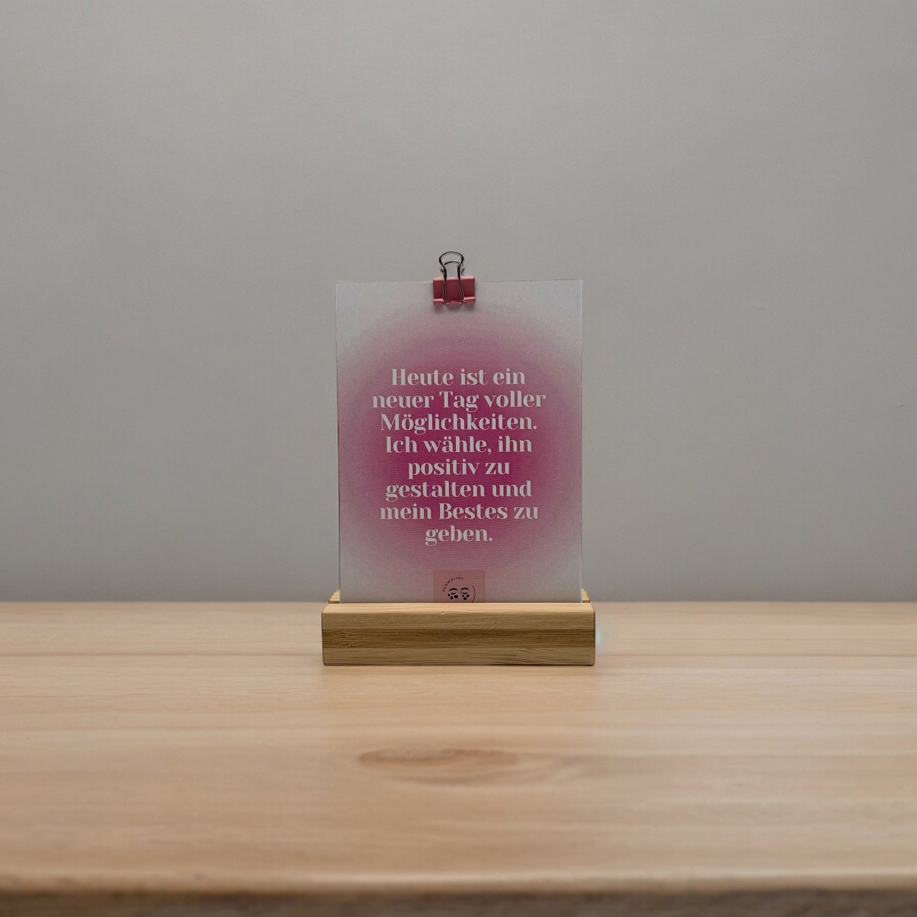 Handgefertigtes Set pinker Affirmationskarten mit Holzaufsteller für tägliche Motivation und positives Mindset, ideal für Schreibtisch oder Regal.