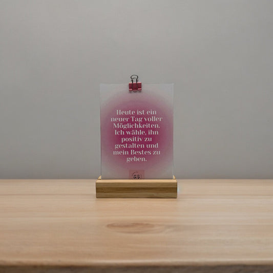 Handgefertigtes Set pinker Affirmationskarten mit Holzaufsteller für tägliche Motivation und positives Mindset, ideal für Schreibtisch oder Regal.