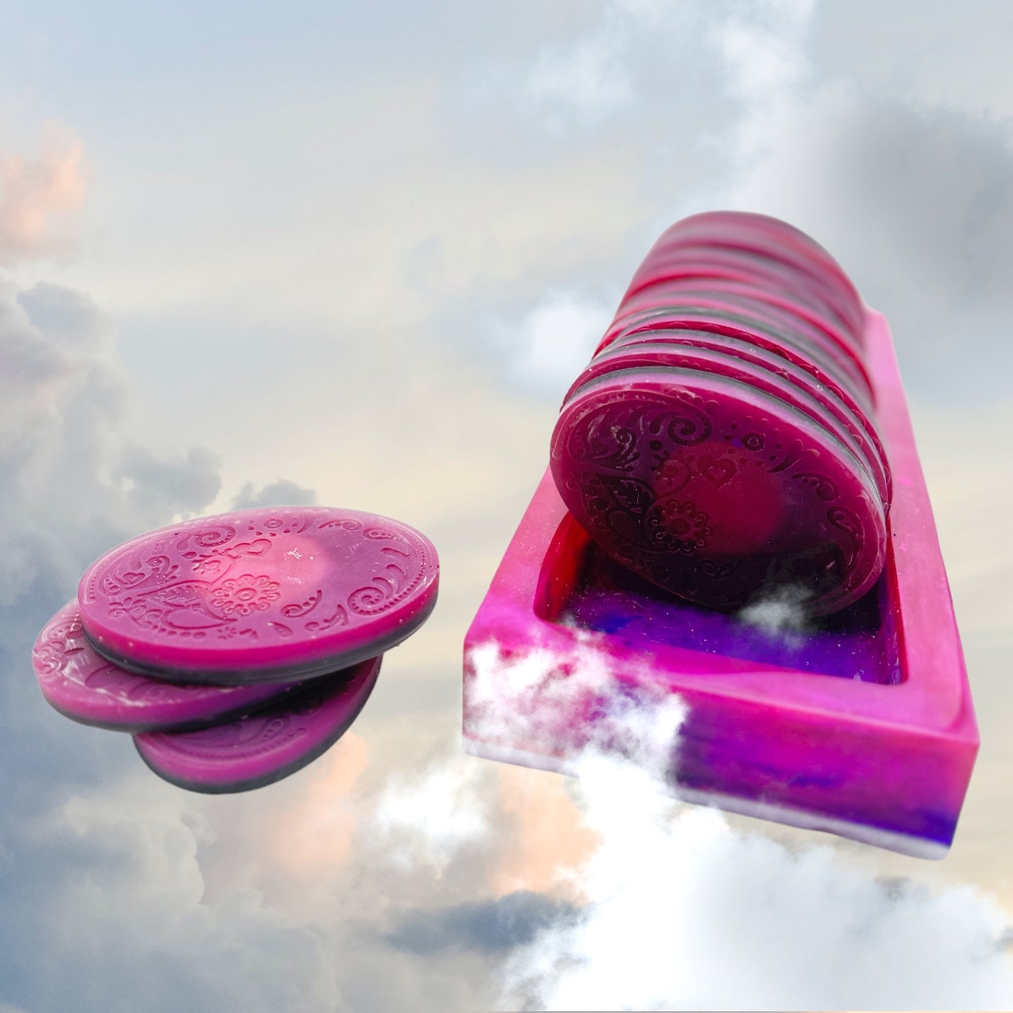 Nahaufnahme von Biomagnetismus-Therapiemagneten, die in Resin eingegossen sind. Diese widerstandsfähigen Magnete eignen sich für die Anwendung auf bestimmten Körperstellen, um Blockaden zu lösen und den natürlichen Energiefluss zu fördern.