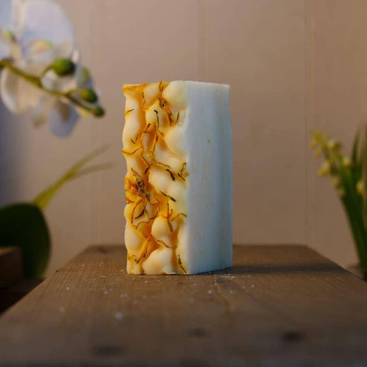 Bio-Orangen-Seife mit überschüssigem Fett und Ringelblume