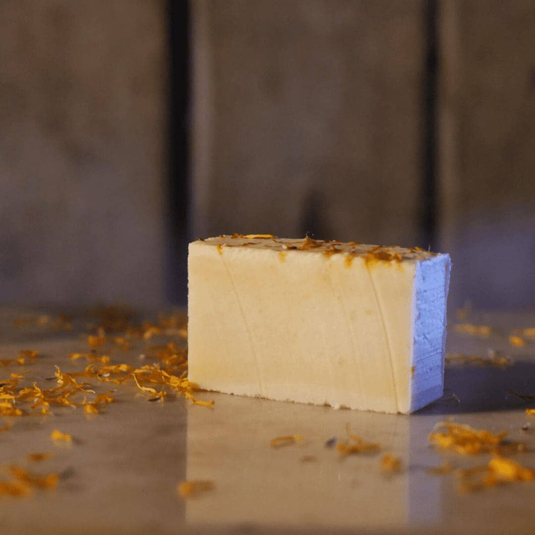 Bio-Orangen-Seife mit überschüssigem Fett und Ringelblume