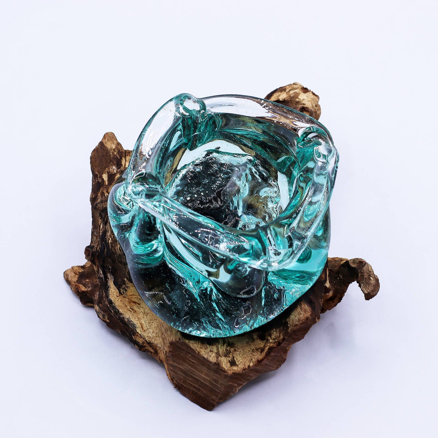 Geschmolzener Glasstück-Aschenbecher / Kerzenhalter auf Holz