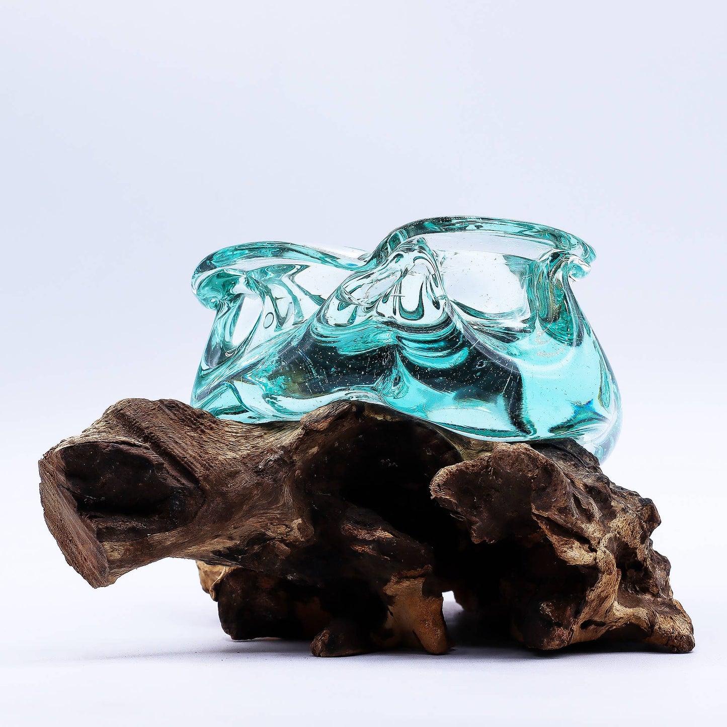 Geschmolzener Glasstück-Aschenbecher / Kerzenhalter auf Holz